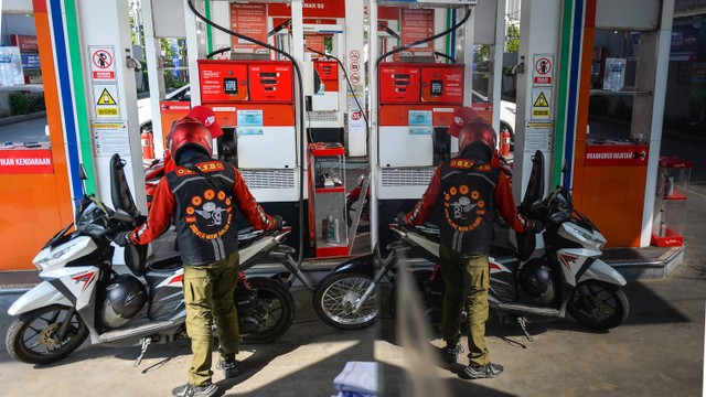 Pengendara mengisi bahan bakar di SPBU Pertamina Jalan Riau, Bandung, Jawa Barat, Jumat (2/62023). Foto: ANTARA FOTO/Raisan Al Farisi