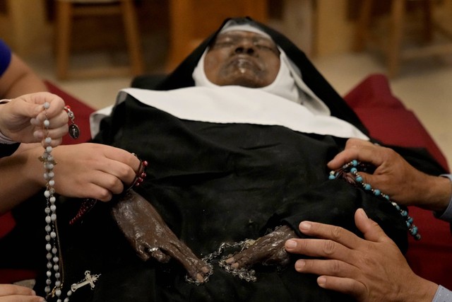 Jasad Suster Wilhelmina Lancaster yang masih utuh meski telah 4 tahun dikubur. Foto: Charlie Riedel/AP Photo
