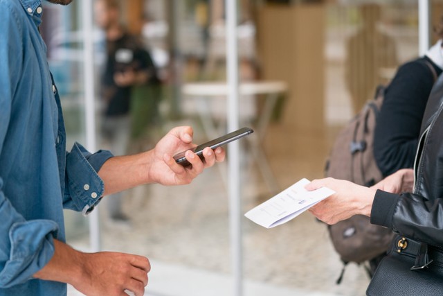 Cara Scan Dokumen di HP. Foto: Unsplash/Claudio Schwarz.