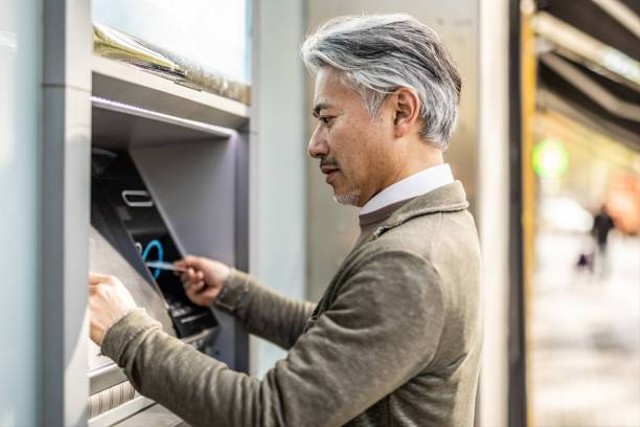 Ilustrasi Cara Mengambil Uang di ATM. Foto: Unsplash.