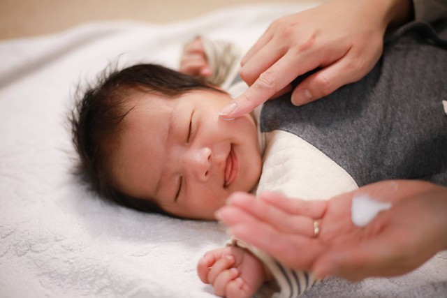 Ilustrasi rangkaian perawatan bayi setelah mandi. Foto: yamasan0708/Shutterstock
