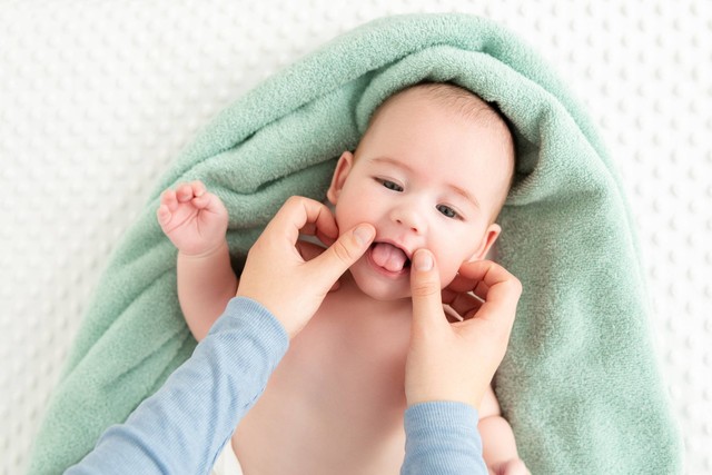 Ilustrasi pijat wajah bayi. Foto: ABO PHOTOGRAPHY/Shutterstock