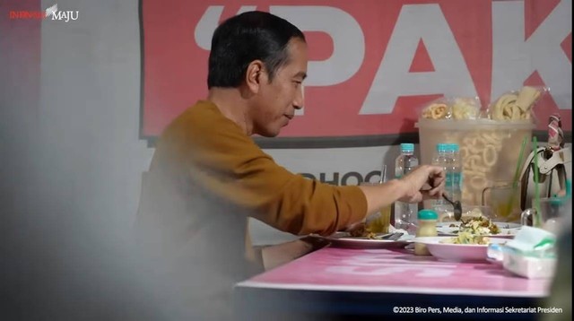 Presiden Jokowi menikmati hidangan makan malam di sebuah warung makan di Jogja. Foto: Tangkapan Layar Youtube/Sekretariat Presiden