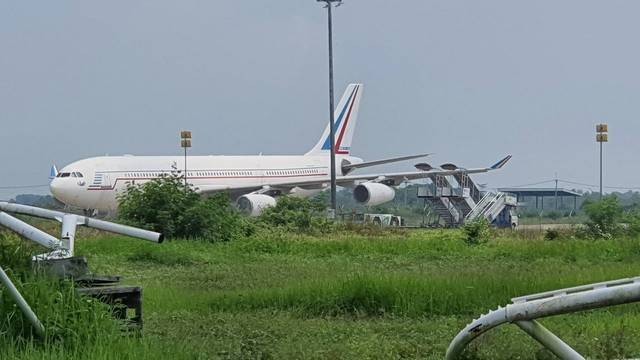 Pesawat Airbus A340-212 yang disebut milik Prancis terparkir di Bandara Kertajati, Jawa Barat. Foto: twitter.com/@Ikutzuki