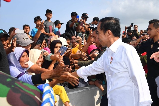 Presiden Jokowi menyapa warga usai peresmian Jembatan Kretek 2 di Bantul, DI Yogyakarta, Jumat (2/6/2023). Foto: Rusman/Biro Pers Sekretariat Presiden