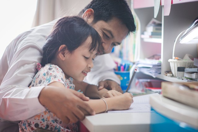 Ilustrasi Ayah Millenial yang Sedang Membantu Anaknya Belajar. Foto: ShutterStock