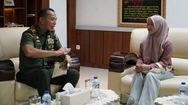 Nuraini saat bertemu Pangdam XIV/Hasanuddin, Mayjen TNI Totok Imam Santoso. Foto: Dok. Istimewa