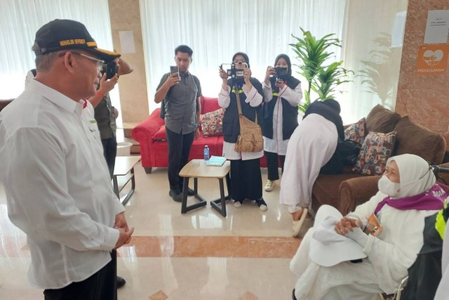 Menko PMK Muhadjir Effendy bertemu jemaah haji 2023 di Arab Saudi. Foto: MCH 2023