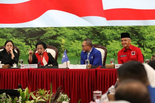 Ketua Umum PAN Zulkifli Hasan bersama Ketua Umum PDIP Megawati Soekarnoputri, Ketua DPP PDIP Puan Maharani dan bacapres Ganjar Pranowo saat pertemuan di Kantor DPP PDIP, Jakarta, Jumat (2/6/2023).
 Foto: PDIP