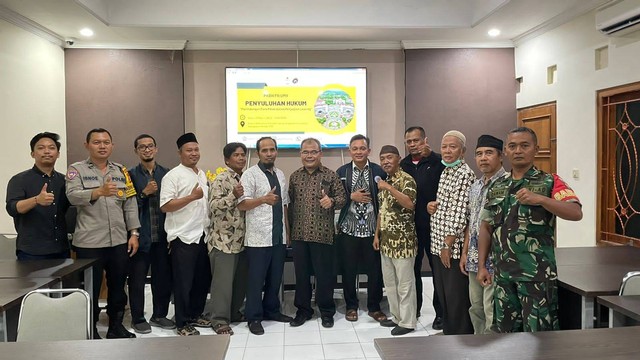 Gambar 1. Foto Bersama Dengan Masyarakat dan Tokoh Masyarakat Desa Ambarketawang