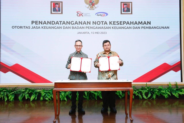 Penandatanganan Nota Kesepahaman oleh Ketua DK OJK Mahendra Siregar dan Kepala BPKP Muhammad Yusuf Ateh menyepakati peningkatan kerja sama untuk memperkuat pengawasan sektor jasa keuangan dan peningkatan efektivitas tata kelola, Senin (15/5/2023). Foto: ojk.go.id