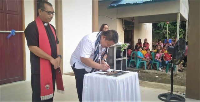 Wabup Subandrio menandatangani prasasti saat meresmikan GKNI Filipi Semaong. Foto: Dok. Istimewa