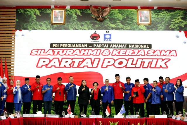 Ketua Umum PAN Zulkifli Hasan bersama Ketua Umum PDIP Megawati Soekarnoputri, Ketua DPP PDIP Puan Maharani dan bacapres Ganjar Pranowo saat pertemuan di Kantor DPP PDIP, Jakarta, Jumat (2/6/2023).
 Foto: PDIP