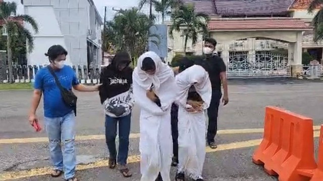 3 pemuda jadi pocong jadi-jadian saat diamankan polisi. Foto: Dok. Istimewa