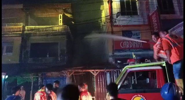 Kebakaran di dekat Pasar Los Sungai Pinyuh. Foto: Dok Hi!Pontianak 