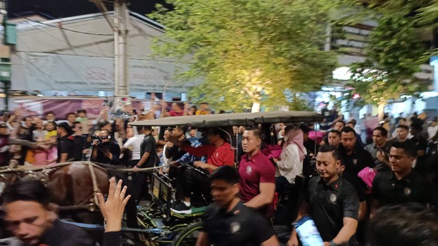 Presiden Jokowi bersama keluarga saat naik andong di Malioboro, Jumat (2/6). Foto: Arfiansyah Panji Purnandaru/kumparan