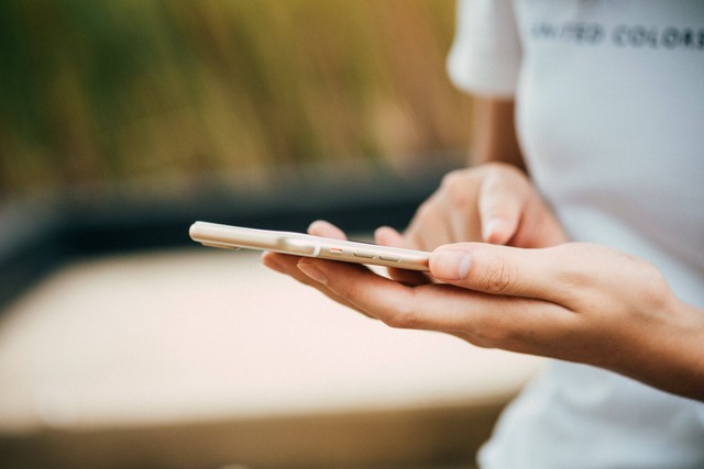 Ilustrasi cara cek tagihan PDAM lewat HP. Foto: pexels.com.