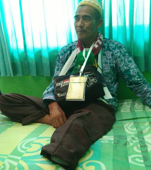 Imam Syafii, jemaah haji asal Bojonegoro, Jawa Timur, bersemangat naik haji meski harus pakai kaki palsu. Foto: Humas Kemenag Jatim 