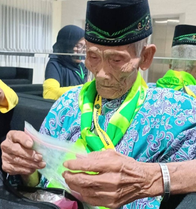 Mbah Lahar, penjual kipas anyaman bambu. Foto: Humas Kemenag Jatim