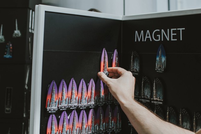 Ilustrasi Cara Membuat Magnet dengan Digosok yang Benar. Foto: Unsplash/Kate Trysh