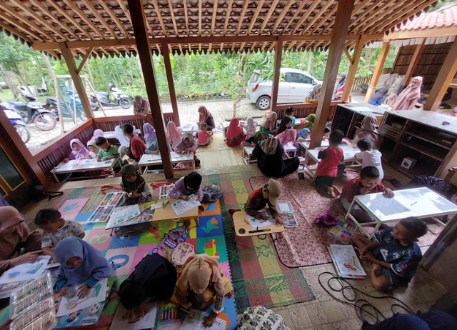 Pojok Baca yang nyaman bagi anak-anak untuk duduk dan membaca buku