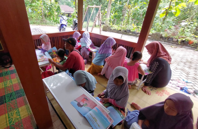 Pojok Baca yang nyaman bagi anak-anak untuk duduk dan membaca buku