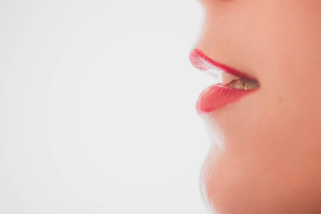Ilustrasi Cara Menyembuhkan Sariawan di Lidah. Foto: Unsplash/Timothy Dykes.