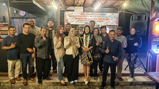 Marcelina Elgiven Paendong berhasil menjuarai pemilihan Bawi Nyai Pariwisata Kalimantan Tengah. Penyambutan dilakukan sejumlah unsur Forkopimda Kobar di salah satu kafe ternama di Pangkalan Bun, Jumat (2/6/2023) malam. Foto: Lukman Hakim/InfoPBUN