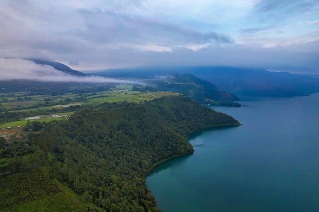 Ilustrasi Danau Toba. Sumber: Unsplash/ Afif Ramdhasuma.