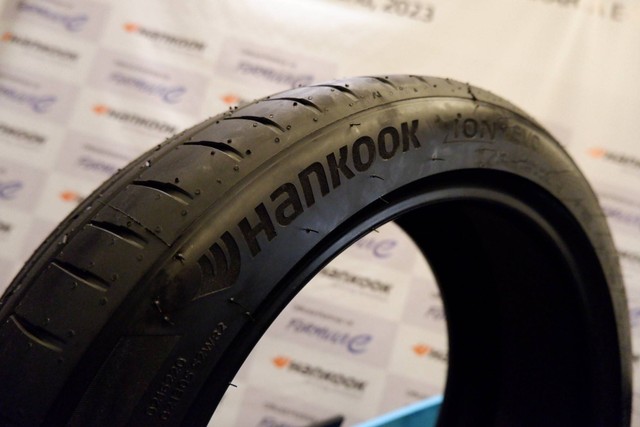 Ban mobil listrik Hankook iON ada busa di dalamnya untuk mereduksi kebisingan suara. Foto: Aditya Pratama Niagara/kumparan