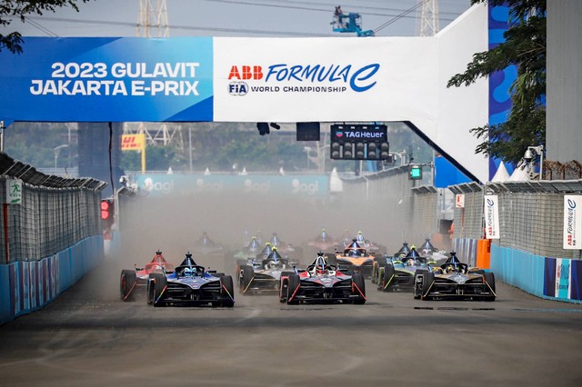 Sejumlah pebalap melaju dalam balapan Formula E 2023 Jakarta seri ke-10 di Jakarta International E-Prix Circuit (JIEC), Jakarta, Sabtu (3/6/2023). Foto: Jamal Ramadhan/kumparan