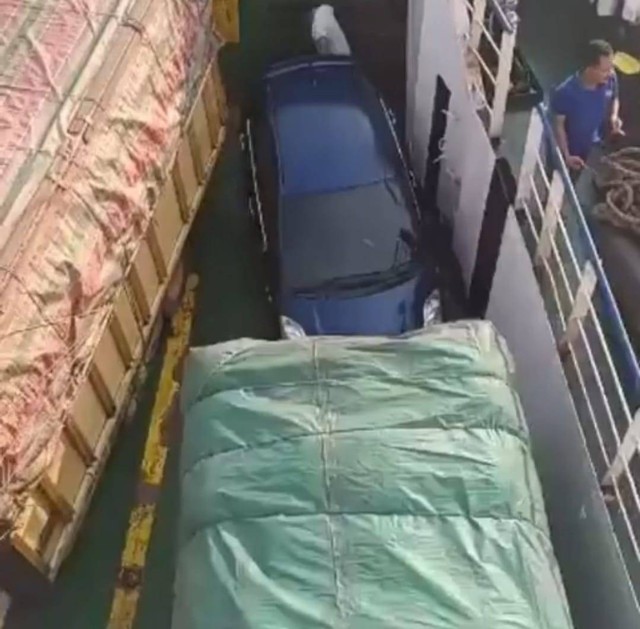 Suasana kapal saat mengalami kebocoran di bagian parkir kendaraan, Foto : Istimewa