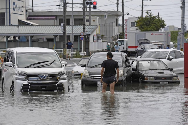 Ilustrasi mobil terendam banjir. Foto: Kyodo News via AP