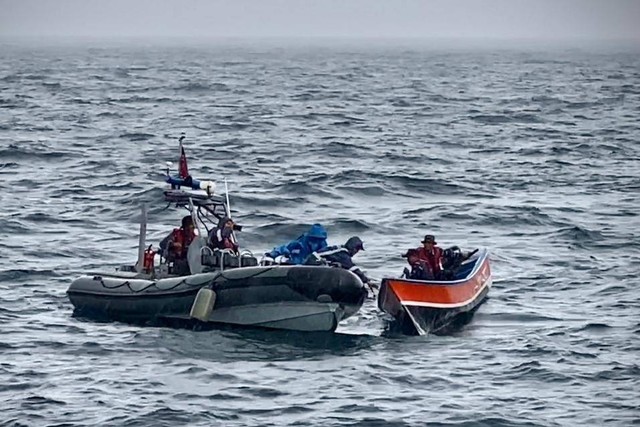 TNI AL selamatkan ayah dan anak yang terombang-ambing 2 hari di laut, di perairan Salawati, 10 Nm (Nautical Mile) sebelah Barat Pulau Papua. Foto: Dok. Dispen Koarmada III