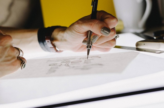 Ilustrasi menggambar dengan drawing pen. Sumber foto: Unsplash