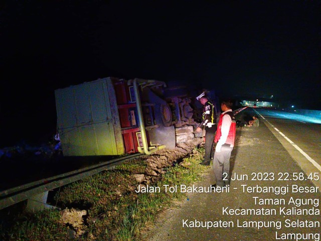 Diduga Mengantuk, Truk Muatan Batu Bara Terguling di Tol Lampung