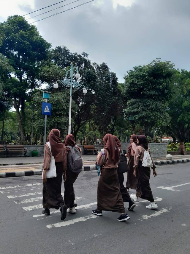 Gambar 1 : Siswi SMP Menyebrang di Zebra Cross ( Sumber : Foto Pribadi )