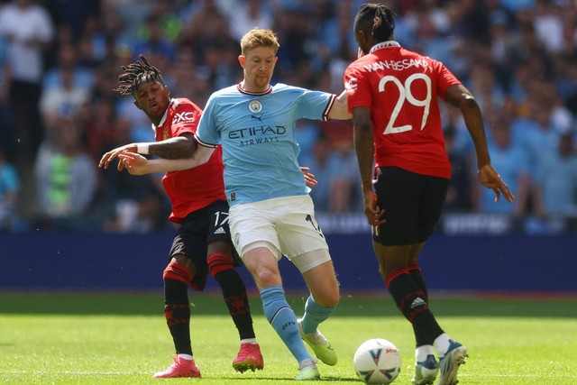 Pemain Manchester City Kevin De Bruyne beraksi bersama Manchester United Fred dan Aaron Wan-Bissak di Stadion Wembley, London, Inggris, Sabtu (3/6/2023). Foto: Action Images via Reuters/Paul Childs