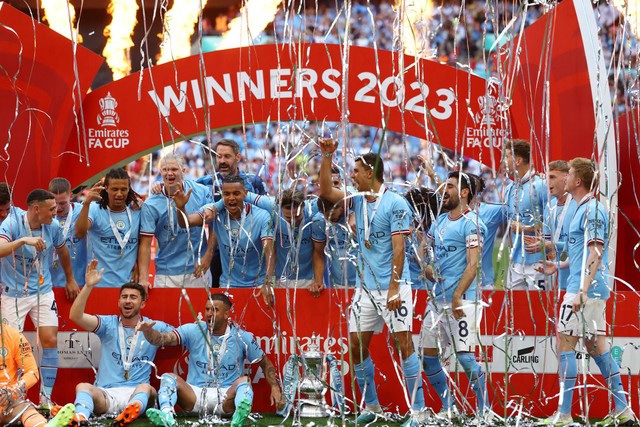 Para pemain Manchester City merayakan dengan trofi setelah memenangkan Piala FA di Stadion Wembley, London, Inggris, Sabtu (3/6/2023). Foto: Action Images via Reuters/Paul Childs