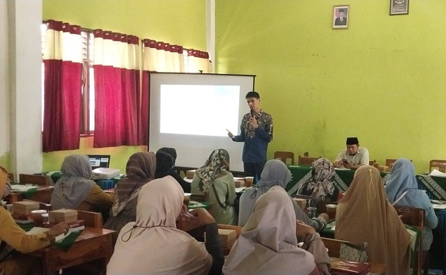 Pemberian materi pola asuh kepada oran tua siswa