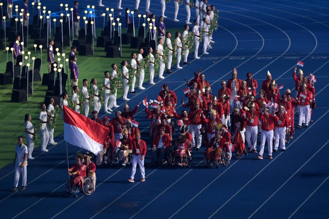 Defile Kontingen Indonesia saat pembukaan ASEAN Para Games 2023  di Morodok Techo National Stadium, Phnom Penh, Kamboja, Sabtu (3/6/2023). Foto: Zabur Karuru/ANTARA FOTO