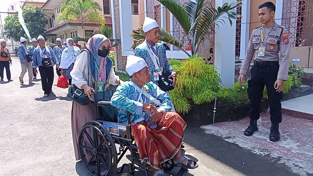 Kedatangan jemaah haji kloter 2 di Asrama Haji Embarkasi Surabaya (AHES).  Foto: Masruroh/Basra 