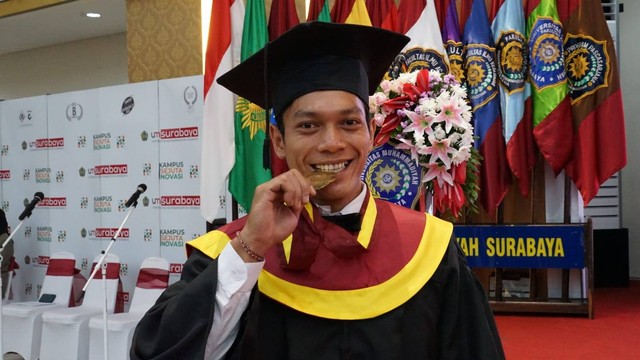 Atlet panjat tebing Fatchur Roji yang berhasil menuntaskan pendidikan Sarjana di UM Surabaya.