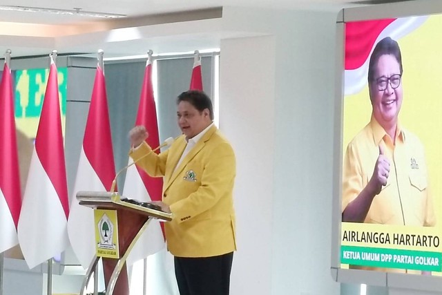 Ketua Umum Partai Golkar Airlangga Hartarto memberikan sambutan dalam acara Rakernas Partai Golkar tahun 2023 di Kantor DPP Partai Golkar, Jakarta, Minggu (4/6).  Foto: Zamachsyari/kumparan