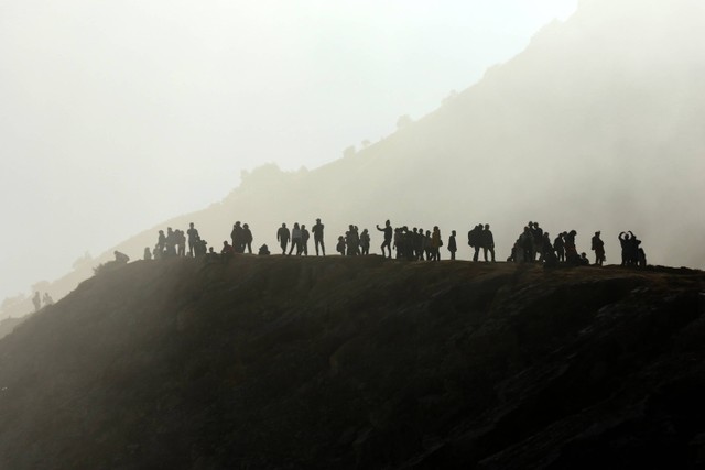 Pengunjung melihat kawah dari kaldera Gunung Ijen di Banyuwangi, Jawa Timur, Minggu (4/5/2023).  Foto: Budi Candra Setya/ANTARA FOTO