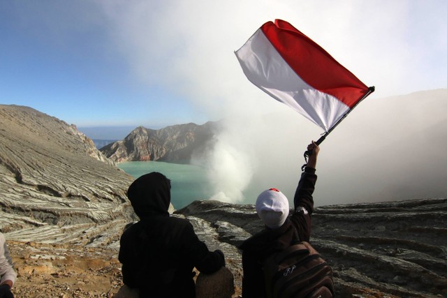 Pengunjung mengibarkan bendera Merah Putih di Taman Wisata Alam (TWA) Ijen Banyuwangi, Jawa Timur, Minggu (4/5/2023). Foto: Budi Candra Setya/ANTARA FOTO