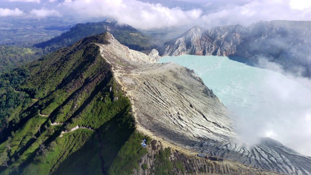 Panorama kawah di Gunung Ijen, Banyuwangi, Jawa Timur, Minggu (4/5/2023). Foto: Budi Candra Setya/ANTARA FOTO