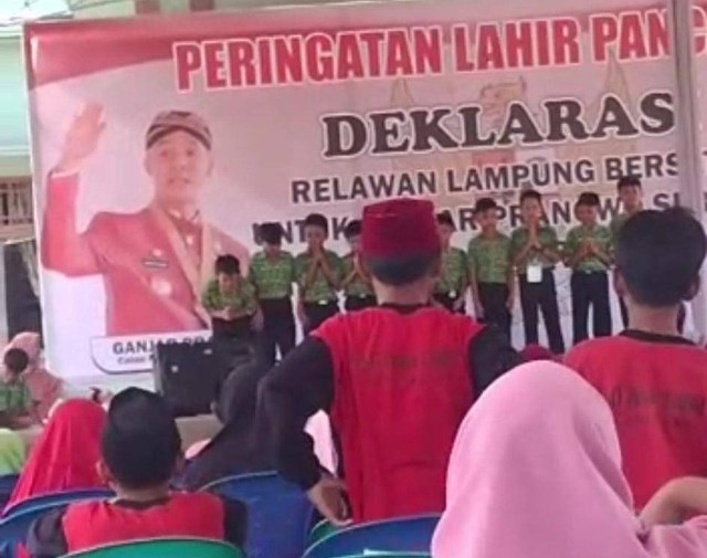 Kegiatan deklarasi relawan Bakal Calon Presiden RI Ganjar Pranowo di Lampung menjadi sorotan karena diduga melibatkan pelajar. | Foto : Twitter @PartaiSocmed