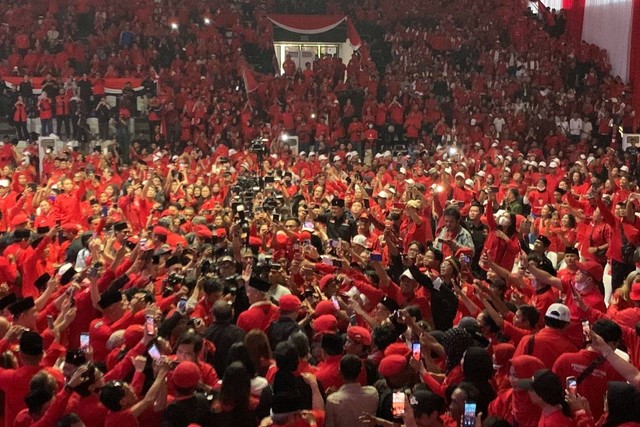 Suasana acara konsolidasi PDI Perjuangan DKI Jakarta di Basketball Hall, Jakarta, Minggu (4/6). Foto: Luthfi Humam/kumparan