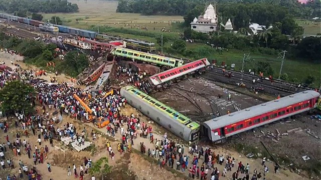 Setidaknya 261 orang tewas dan 1000 orang terluka dalam kecelakaan kereta hari Jumat (02/06).